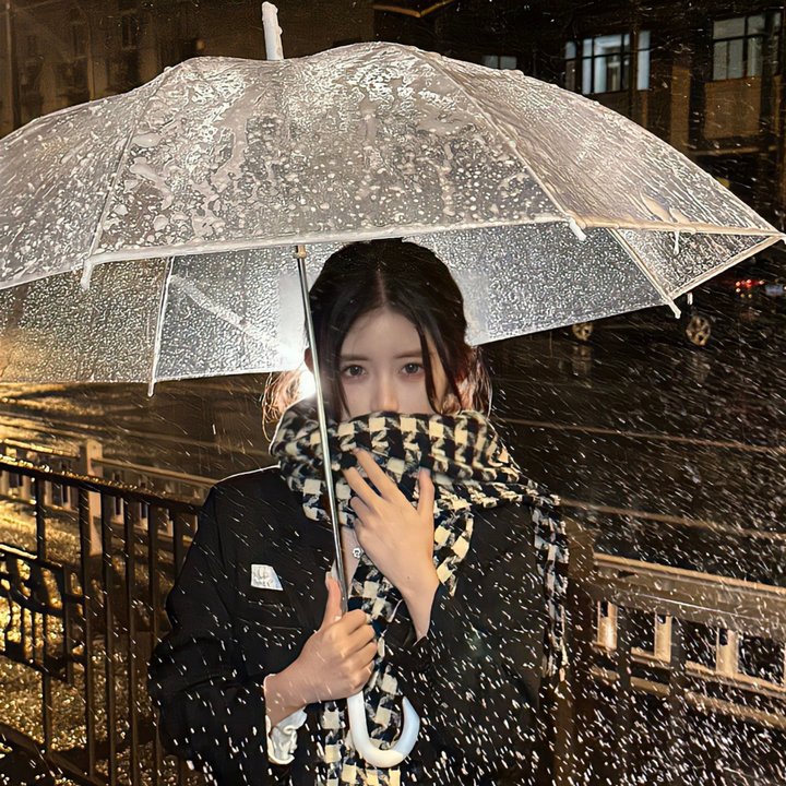 出墙红杏两家春